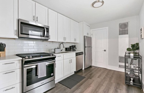 Sheffield and DePaul Apartamento | 3BR Completely Set up Apt Close to Shops & Dining!