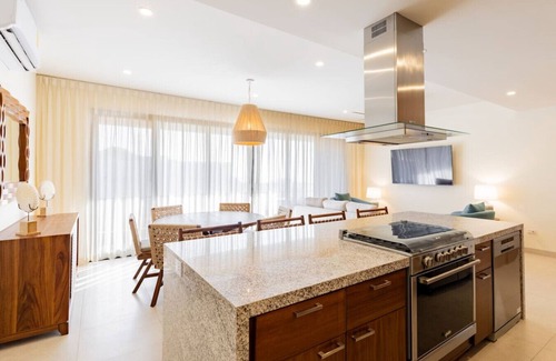 Libertad Apartamento | 3BR Condo: Partial Sea View, Pool & Jacuzzi