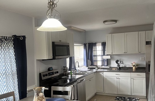 Bermuda Casa | 3BR Cozy Bungalow Apt. Minutes to Ft Gregg- VSU- VCU- MCV- Winery & Hospitals.