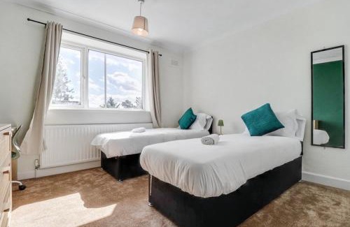 Hainault Casa | 3BR Escape - Work&Relax - Free Parking