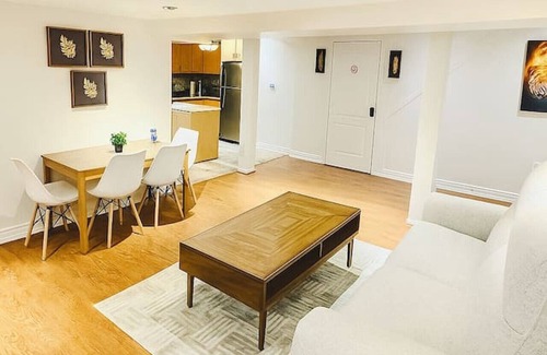 Brampton Casa | 3BR Family Suite | 2 Kitchens + 2 Baths | Airport