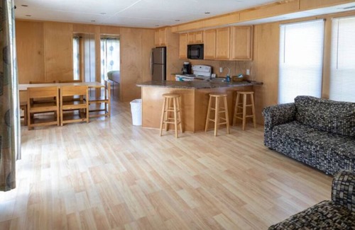 Cadiz Alquiler De Eote | 3BR Floating Cabin 2: Dog Friendly!