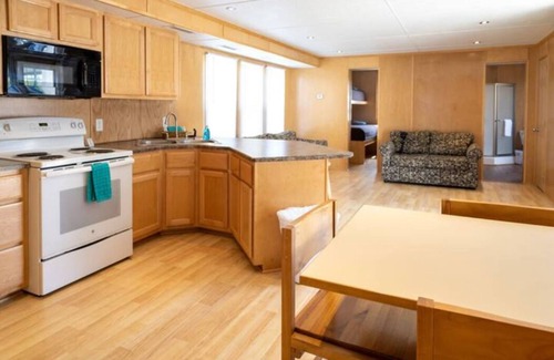 Cadiz Alquiler De Eote | 3BR Floating Cabin 2: Dog Friendly!