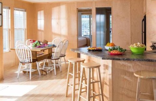 Cadiz Alquiler De Eote | 3BR Floating Cabin 2: Dog Friendly!