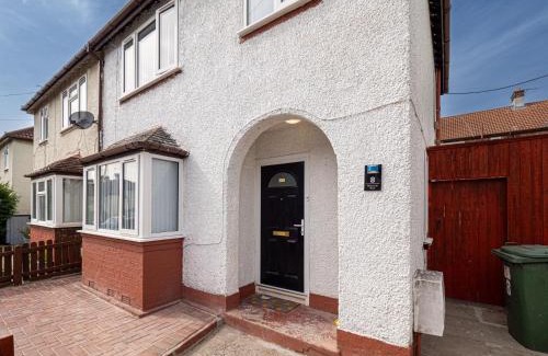 Wallasey Casa | 3BR Haven Retreat in Wallasey with FREE Street Parking
