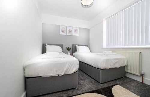 Wallasey Casa | 3BR Haven Retreat in Wallasey with FREE Street Parking