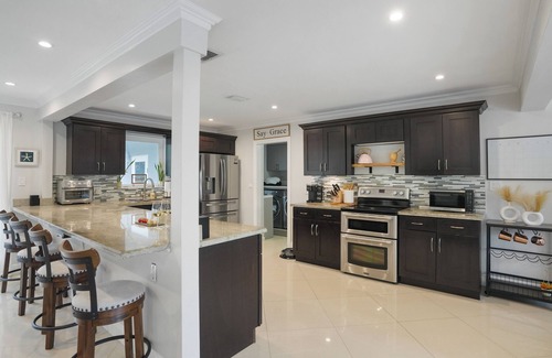 South Corals Casa | 3BR Home w/ Heated Pool, BBQ & Lounge — 1 Mile to Fort Lauderdale Beach!
