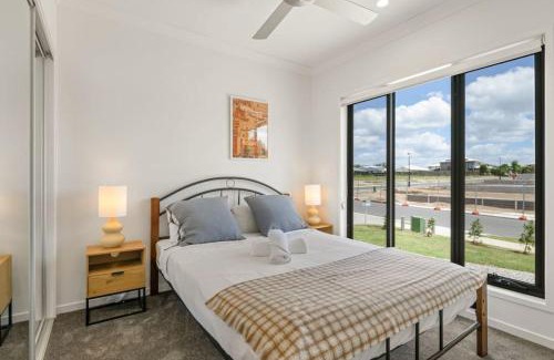 Browns Plains Casa | 3BR home with cozy interior design