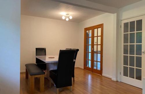 Knowle Sands Casa | 3BR House Self Check In Parking By PlushPad