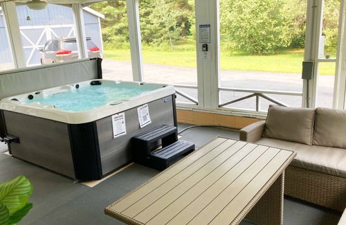 Lake Luzerne-Hadley Casa | 3BR Lake Luzerne Retreat with Game Room & Hot Tub