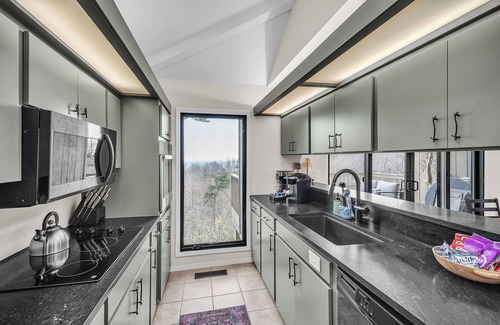 Greenville - Spartanburg Casa | 3BR Paris Mtn Cabin with Fireplace & Scenic Views