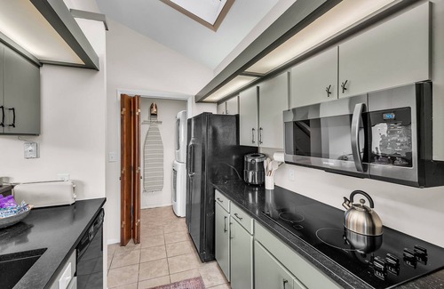 Greenville - Spartanburg Casa | 3BR Paris Mtn Cabin with Fireplace & Scenic Views