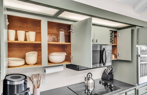 Greenville - Spartanburg Casa | 3BR Paris Mtn Cabin with Fireplace & Scenic Views