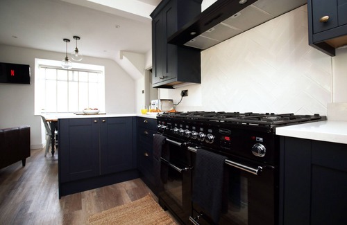 Newton St Loe Casa | 3BR Retreat | 10min to Bath | Garden + Parking