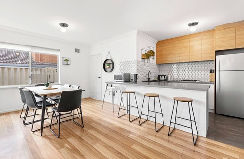 Applecross Casa | 3BR Serene Family Retreat in Prestigious Suburb