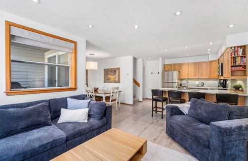 Whistler Creekside Casa | 3BR | Whistler Creek Ridge | Ski-in/Ski-out | Private Hot Tub | Private Patios w/ BBQ | Fireplace