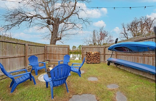 Portsmouth Casa | 3D Theater plus Dock on Small Lake