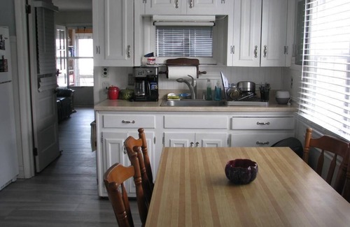 Surf City Casa | 3rd from the beach!! Super Cute Bungalow!!