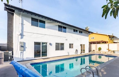 East Whittier Casa | 4/5 BR near Disney w/ pool, jacuzzi, dry sauna, ice bath, and fully equipped gym