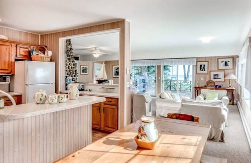 Lexington Casa | ¡4 acres, 4 habitaciones y más de 110 pies de playa en el lago Hurón!