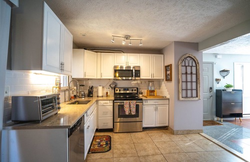 Tobyhanna Cabina | 4 BD Mountain Oasis with Hot Tub & Fireplace near Camelback