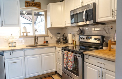 Tobyhanna Cabina | 4 BD Mountain Oasis with Hot Tub & Fireplace near Camelback