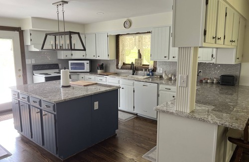 Tyrone Casa | ✔️4 bdr 1860 house/families/lg yard parking/quiet/fishing pond/walking trails