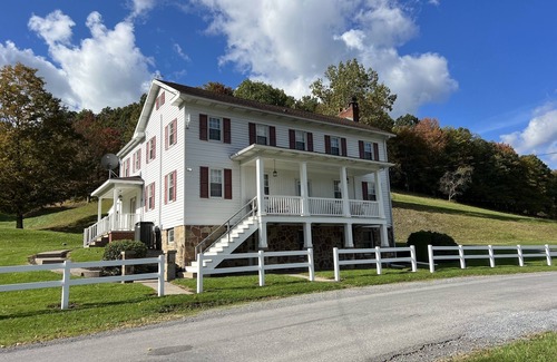 Tyrone Casa | ✔️4 bdr 1860 house/families/lg yard parking/quiet/fishing pond/walking trails