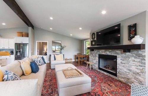 Higden Casa | 4 bdrm/3.5 bathLakefront home - Come & Play!