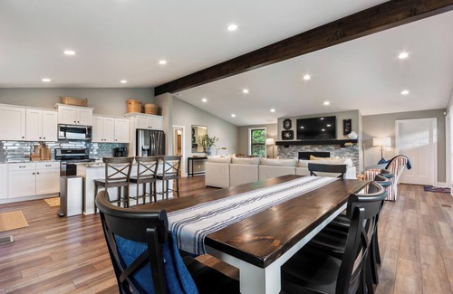 Higden Casa | 4 bdrm/3.5 bathLakefront home - Come & Play!