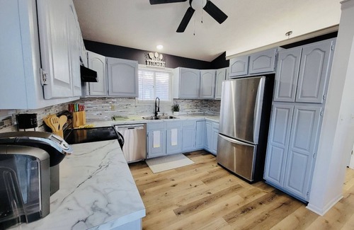 West Lincoln Casa | 4 bed 2bath 8 mins away from downtown, arena and stadium!