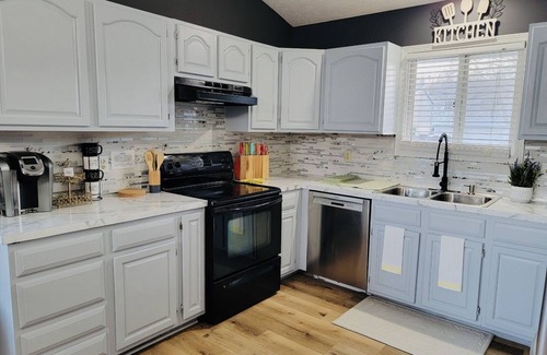 West Lincoln Casa | 4 bed 2bath 8 mins away from downtown, arena and stadium!