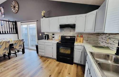 West Lincoln Casa | 4 bed 2bath 8 mins away from downtown, arena and stadium!