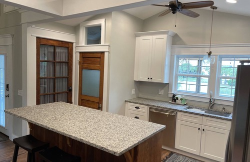 Ocean Isle Beach Cabaña | 4 habitaciones 2 baños * piscina * isla central * calle tranquila bordeada de jardines * pasos de la playa