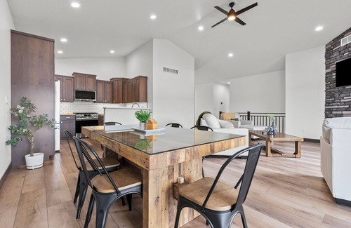 Summerset Casa | 4 bed, 3 Bath, Hot tub, Convenient location, Wi-fi