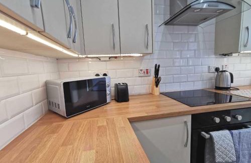 Cwmbrwla Casa | 4-Bed Contractor Home - Garden - Near M4 & City