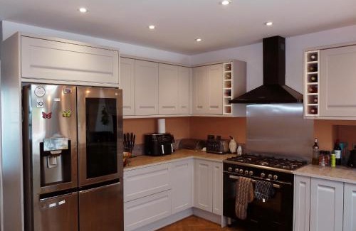 Whitton Casa | 4 bed house close to Allianz Stadium, LHR and London 20mins away