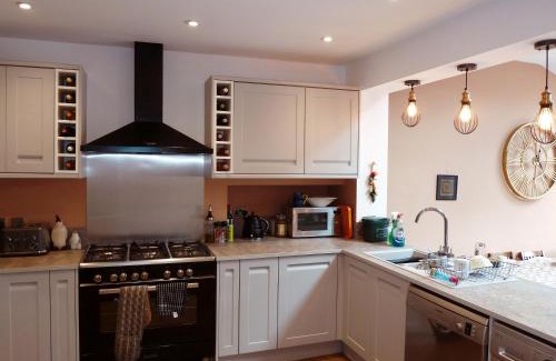 Whitton Casa | 4 bed house close to Allianz Stadium, LHR and London 20mins away