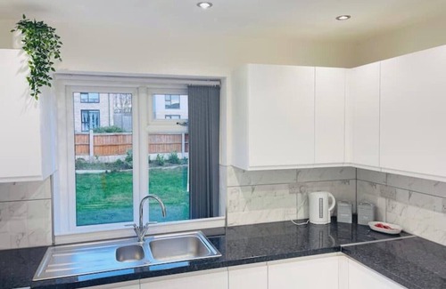 Wakefield Casa | 4 bed house in Wakefield - perfect for contractors