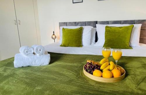 Luton Casa | 4-Bed House Sleeps 7 with Garden