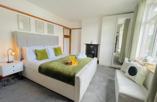 Luton Casa | 4-Bed House Sleeps 7 with Garden