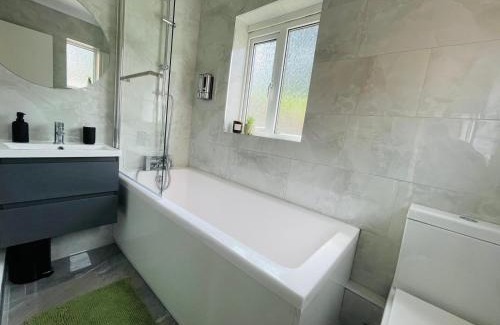 Luton Casa | 4-Bed House Sleeps 7 with Garden