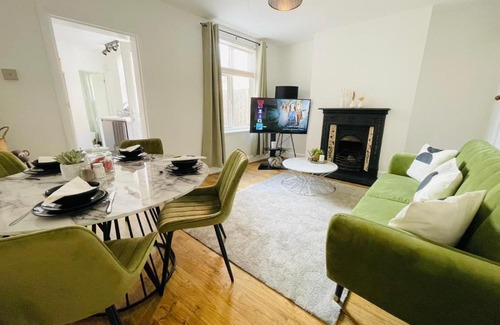 Luton Casa | 4-Bed House Sleeps 7 with Garden