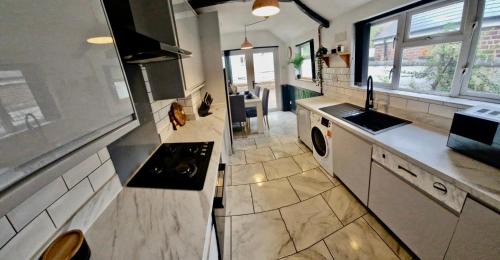 Wednesbury Casa | 4 Bed House - Sleeps 8 - Garden - Parking - Wifi