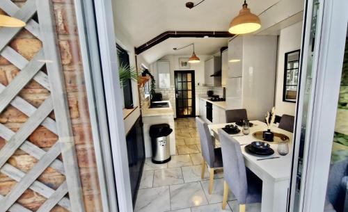 Wednesbury Casa | 4 Bed House - Sleeps 8 - Garden - Parking - Wifi