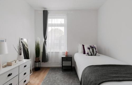 Plaistow South Casa | 4 Bed House - Sleeps 8 - Garden Pets Wifi