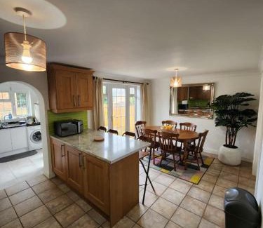 Buckingham Casa | 4 Bed House - Sleeps 8 - Parking - Garden - Wifi