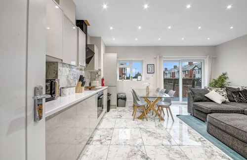 Cowley Casa | 4 Bed House - Sleeps 9 - Garden - Parking - Wifi