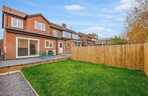 Cowley Casa | 4 Bed House - Sleeps 9 - Garden - Parking - Wifi