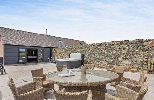 Llanddeusant Casa | 4 Bed in Cemaes 90258
